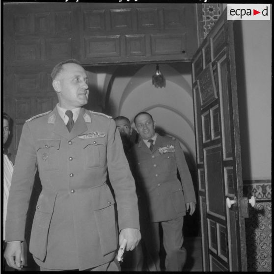 Alger. Cercle des officiers. Réunion des Saint-Maixentais d'Algérie. Arrivée des autorités.