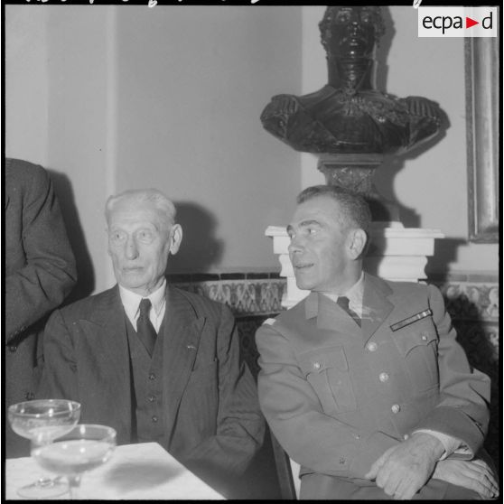 Alger. Cercle des officiers. Réunion des Saint-Maixentais d'Algérie. Portrait d'autorités pendant la réception.