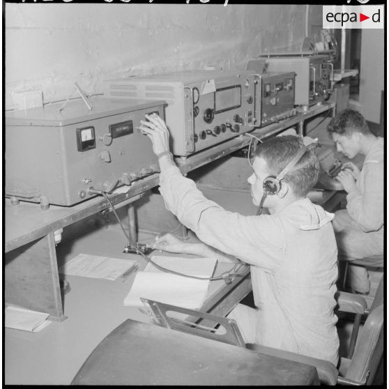 La surveillance de la côte algérienne est exercée à partir de la base aéronautique navale (BAN) (SURMAR).