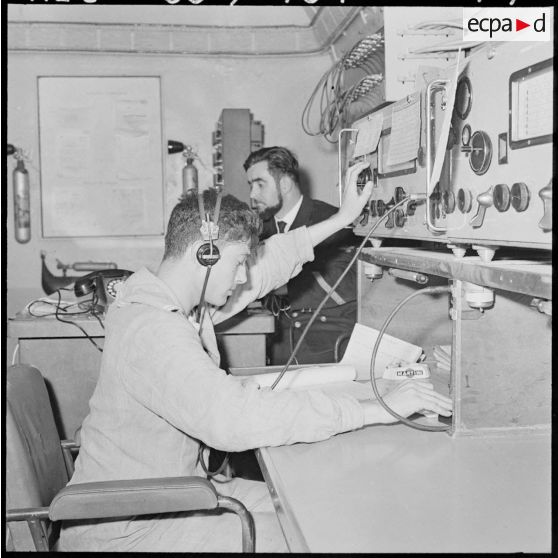 La surveillance de la côte algérienne est exercée à partir de la base aéronautique navale (BAN) (SURMAR).