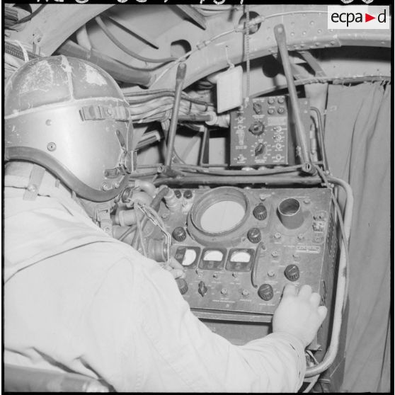 La surveillance de la côte algérienne est exercée à partir de la base aéronautique navale (BAN) (SURMAR), par des avions bombardiers Avro Lancaster.