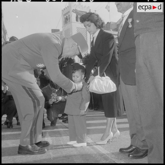 Alger. Commémoration du 11 Novembre. Remise de décoration à un enfant.