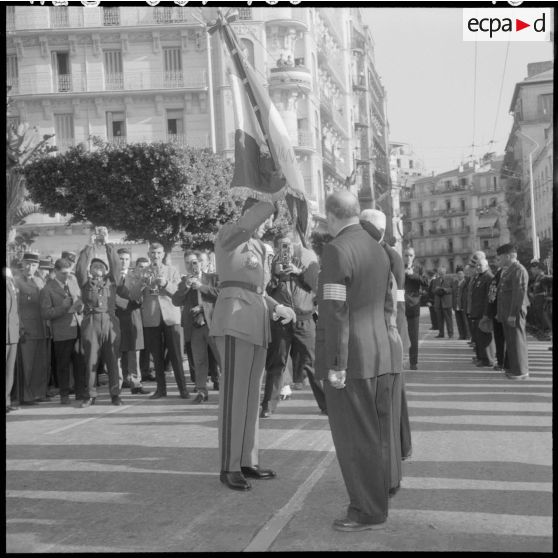 Alger. Commémoration du 11 novembre. Le général Massu prend le drapeau.