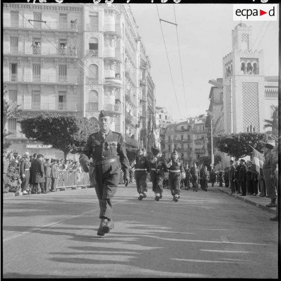 Alger. Commémoration du 11 novembre. Défilé des troupes.