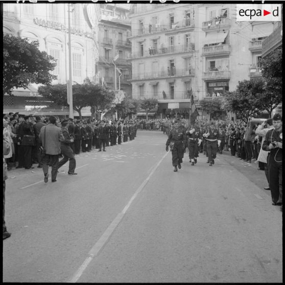 Alger. Commémoration du 11 novembre. Défilé des troupes.