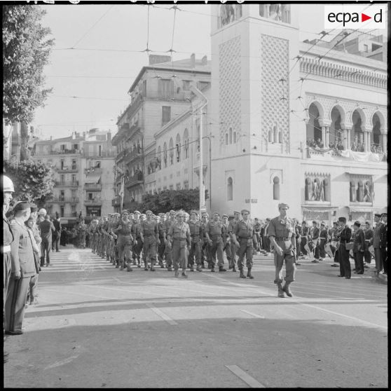 Alger. Commémoration du 11 novembre. Défilé des troupes.