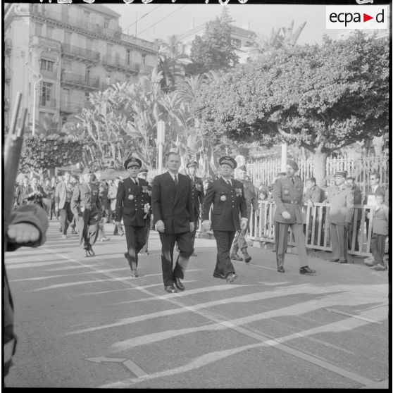 Alger. Commémoration du 11 Novembre. Arrivée des autorités civiles et militaires sur les lieux de la prise d'armes.