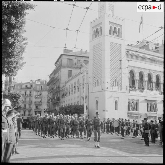 Alger. Commémoration du 11 novembre. Défilé des troupes.