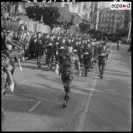 Alger. Commémoration du 11 novembre. Défilé des troupes.