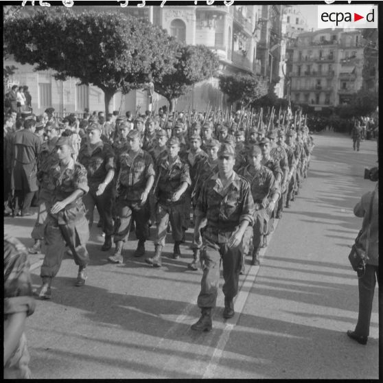 Alger. Commémoration du 11 novembre. Défilé des troupes.