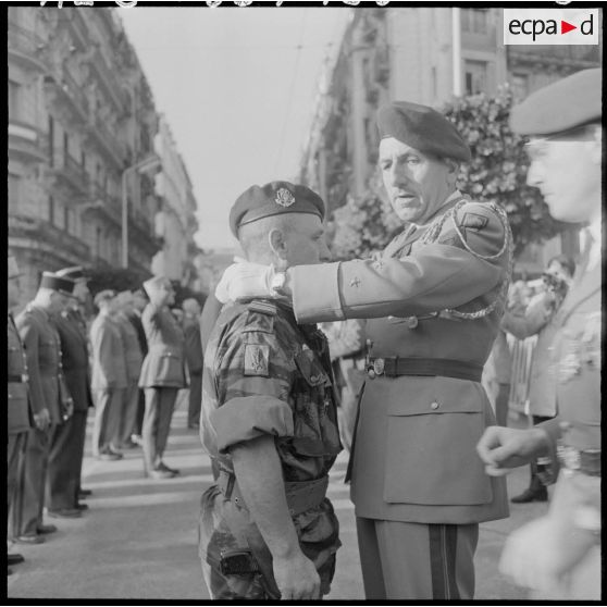 Alger. Commémoration du 11 Novembre. Le général Massu remet une décoration.