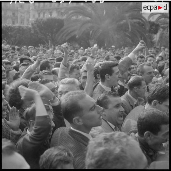 Alger. Commémoration du 11 novembre. Les manifestants contre la politique du général De Gaulle devant le monument aux morts.