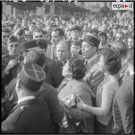 Alger. Commémoration du 11 novembre. Les manifestants contre la politique du général De Gaulle devant le monument aux morts.