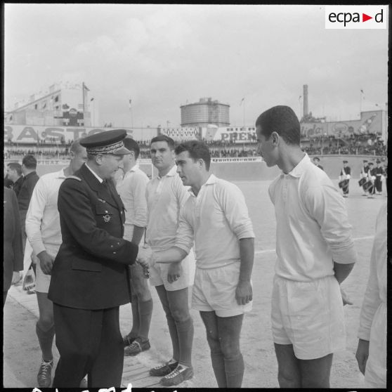 Alger. Match de football. Le général Martin félicitant les joueurs.