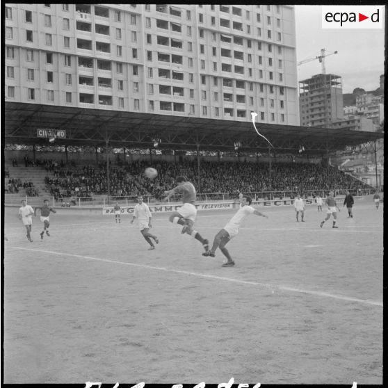 Alger. Match de football. Phases de jeu.