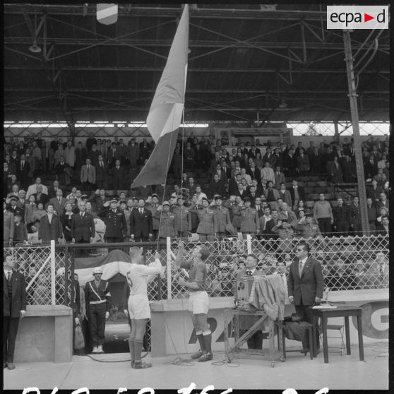 Alger. Match de football. La descente des couleurs.