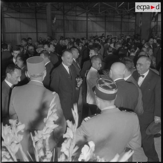Pose de la première pierre de l'usine Renault à Maison-Carrée. Un cocktail termine cette cérémonie.