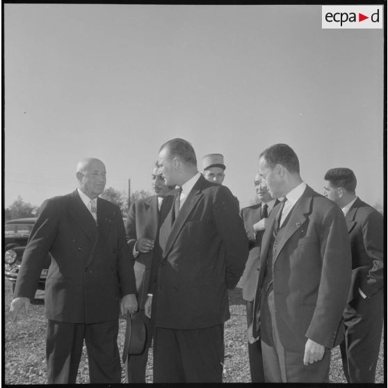Pose de la première pierre de l'usine Renault à Maison-Carrée. Paul Delouvrier, avec le président directeur des usines Renault.