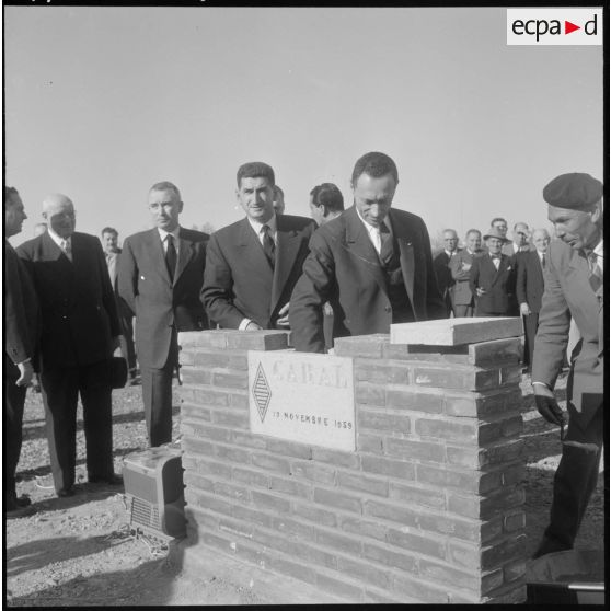 Pose de la première pierre de l'usine Renault à Maison-Carrée par Pierre Dreyfus.