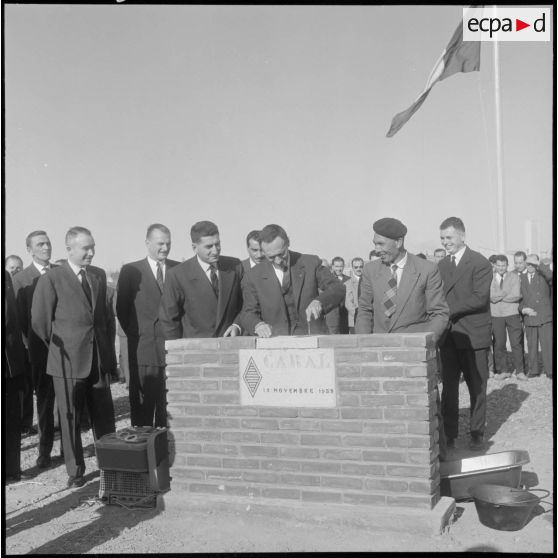 Pose de la première pierre de l'usine Renault à Maison-Carrée par Pierre Dreyfus.