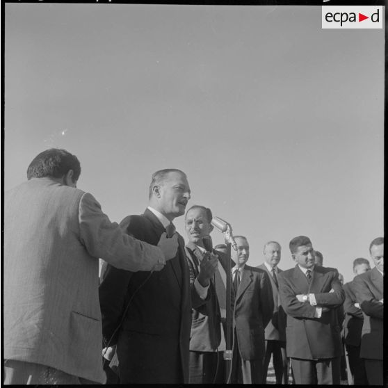 Pose de la première pierre de l'usine Renault à Maison-Carrée. Discours de Paul Delouvrier.