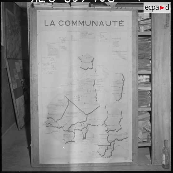 Dans un local de l'imprimerie du 5e bureau, une carte de la Communauté française.