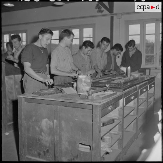 Des employés de l'imprimerie du 5e bureau travaillent à la création d'une affiche de propagande.