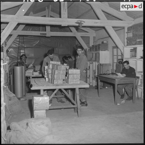Des employés de l'imprimerie du 5e bureau à l'intérieur du local d'envois et de réception de colis.