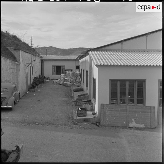 Vue extérieure des locaux de l'imprimerie du 5e bureau.