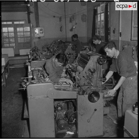 Les travailleurs de l'imprimerie du 5e bureau sur les presses d'impression rotative.