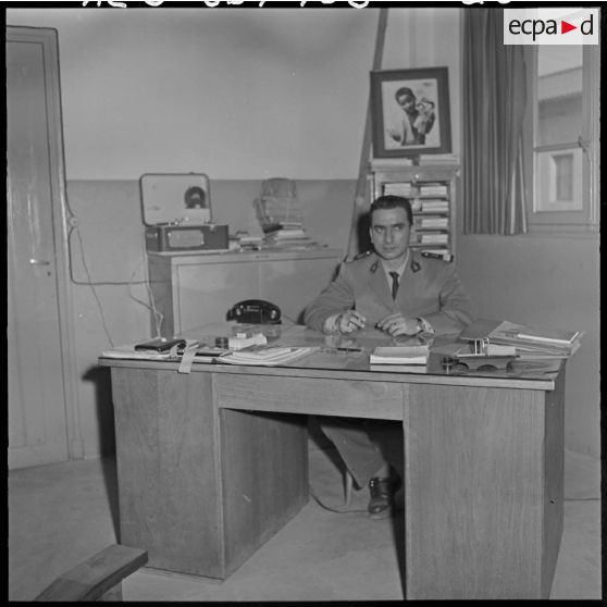 Portrait d'une autorité militaire assis à son bureau.