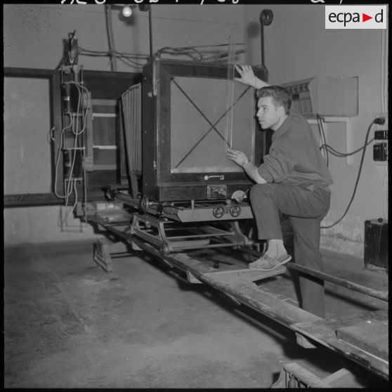 Un employé de l'imprimerie du 5e bureau travaille à la création d'une affiche de propagande.