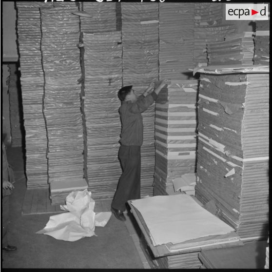 A l'intérieur du local de stockage et conditionnement du papier de l'imprimerie du 5e bureau.