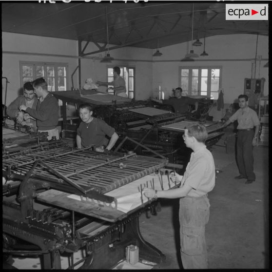 Des employés de l'imprimerie du 5e bureau travaillent à la création des affiches de propagande.
