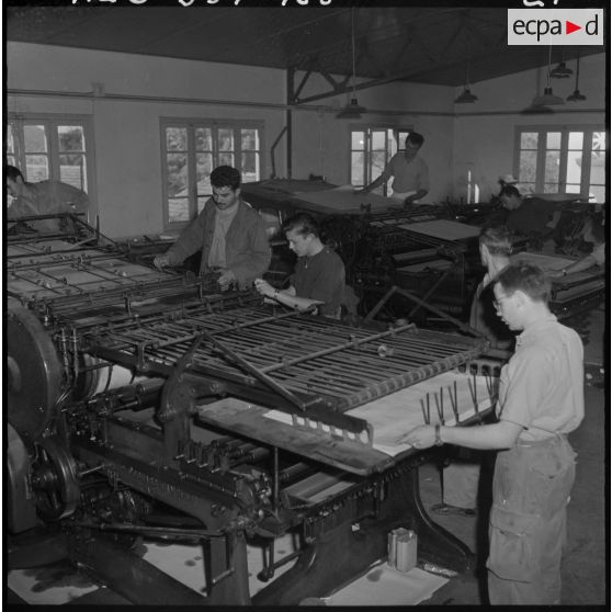 Des employés de l'imprimerie du 5e bureau travaillent à la création des affiches de propagande.