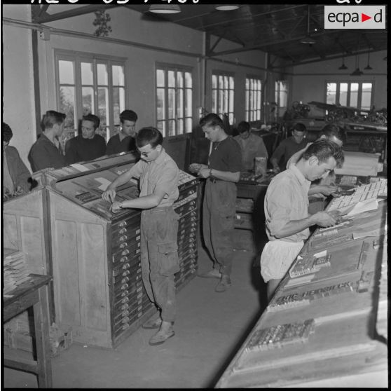 Des employés de l'imprimerie du 5e bureau travaillent à la création des affiches de propagande.