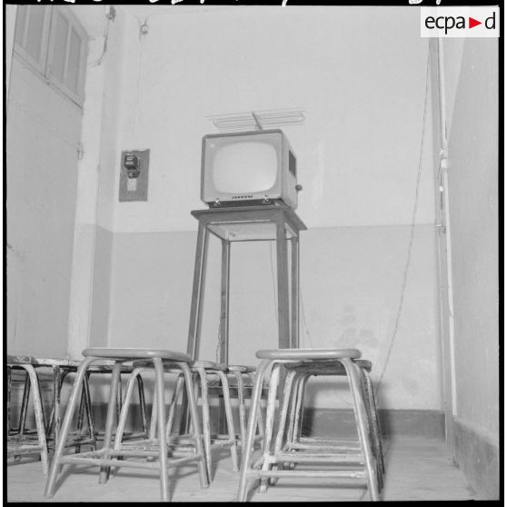 Scène de la vie quotidienne dans une infirmerie de garnison : la salle de télévision.