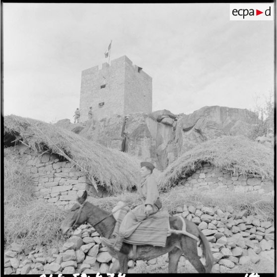 Vue de la tour du poste d'autodéfense de Star Aïssa.