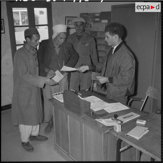 L'officier des affaires musulmanes Abda Youssef délivre des pièces d'identité à la population civile.