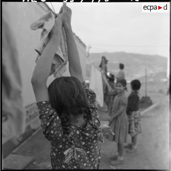 Les jeunes filles de l'ouvroir de la section administrative spécialisée (SAS) dépendent le linge.