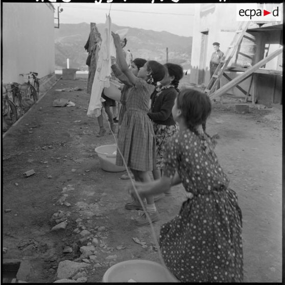 Les jeunes filles de l'ouvroir de la section administrative spécialisée (SAS) dépendent le linge.