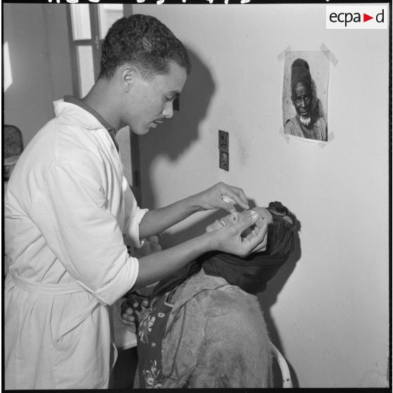 L'infirmier civil Mouloud Dechir dispense des soins à une femme.