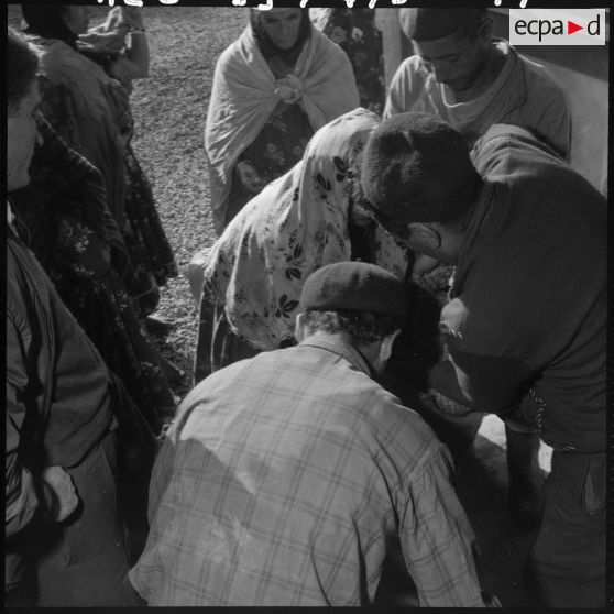 Des sacs d'orge sont distribués aux femmes.