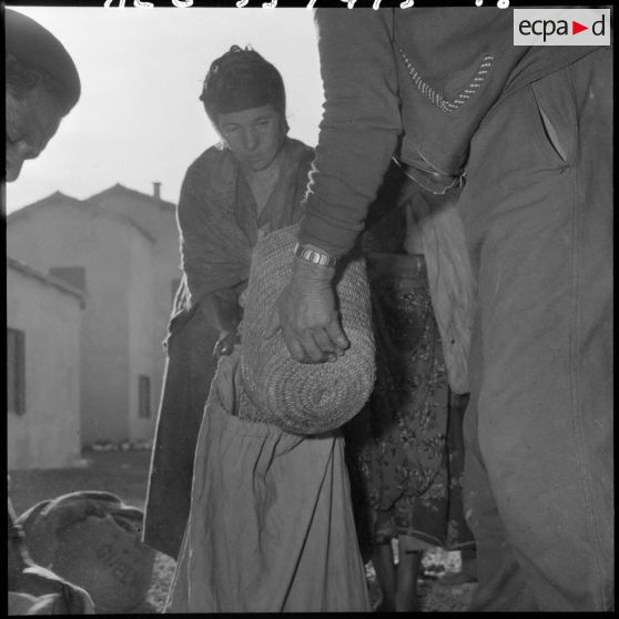 Des sacs d'orge sont distribués aux femmes.
