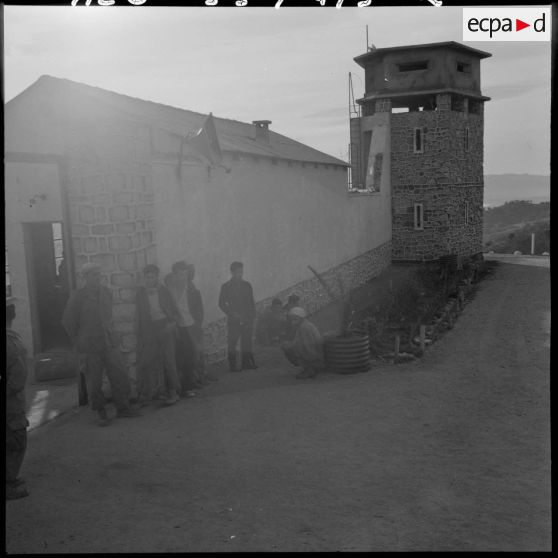 Des hommes sont rassemblés devant l'entrée de la section administrative spécialisée (SAS).