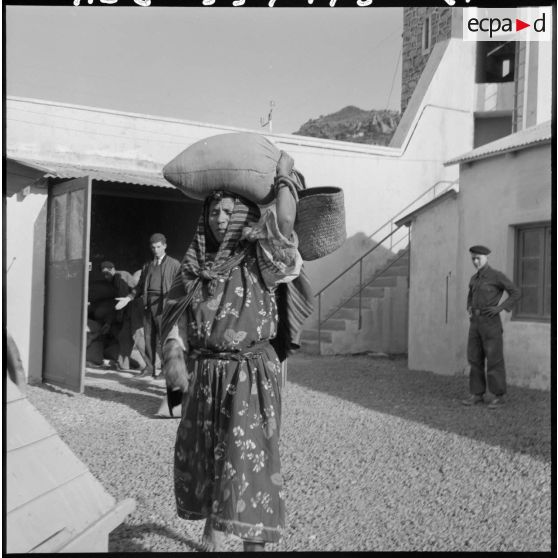 Des sacs d'orge sont distribués aux femmes.