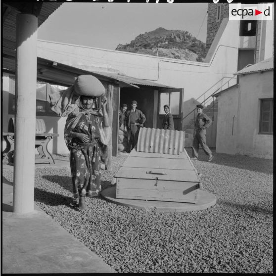 Des sacs d'orge sont distribués aux femmes.