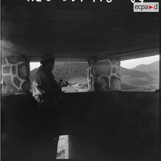 Surveillance par un harki d'un créneau de la section administrative spécialisée (SAS).