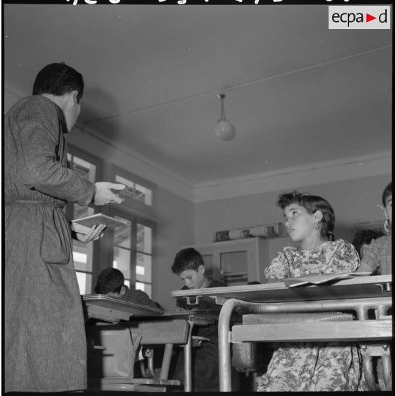 Les enfants attentifs en classe.