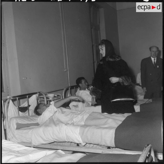 L'actrice Mireille Granelli serre la main d'un blessé.